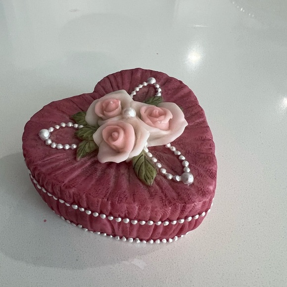 Vintage Dezine Heart Shaped Victorian Pink Shade Trinket Box Roses Made in 1993 - Picture 5 of 8